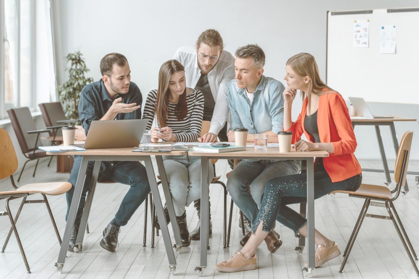 Finanzplanung am Schreibtisch mit Unterlagen und Taschenrechner