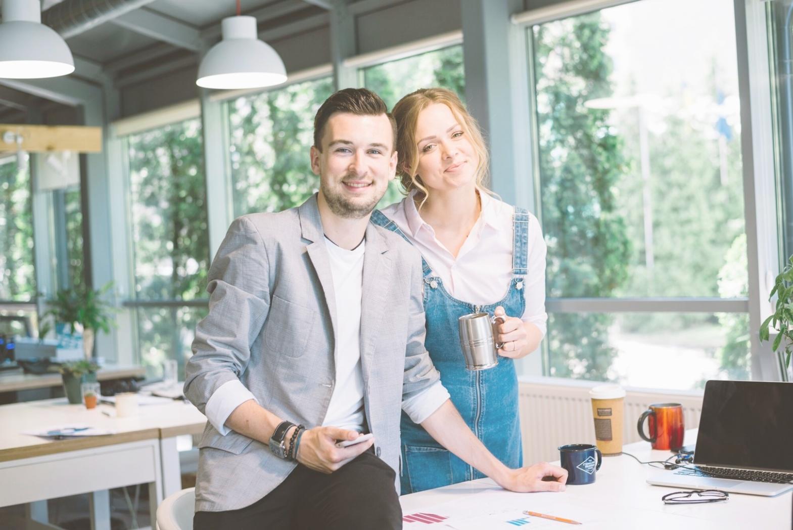 Budgetplanung im Gespräch mit Kundin